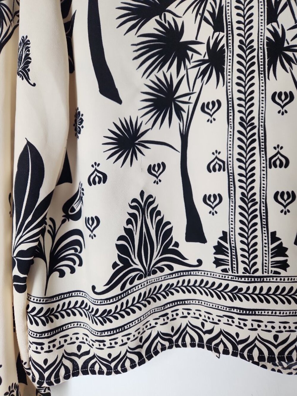 CABI Marrakesh Blouse Cream Black palm tropical floral borders  Sz M #6625 - Picture 6 of 13